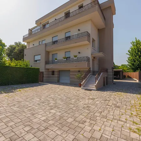 Lucrezia - 10 Min From & Free Parking Apartment