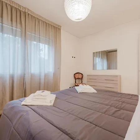 Lucrezia - 10 Min From & Free Parking